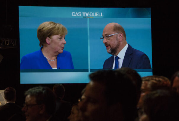 Orbánozva csapott össze Merkel és Schulz az év tévés vitájában