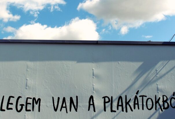 Ismét ötletesen szókimondóak az Arc plakátjai Budapesten – Képgalériával