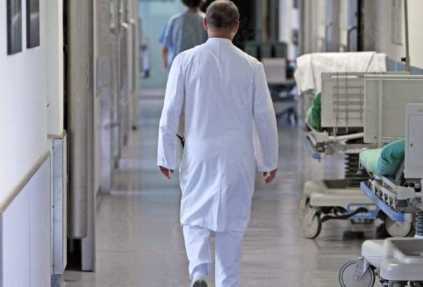 Tömegesen távoznak az állami kórházakból az orvosok és nővérek