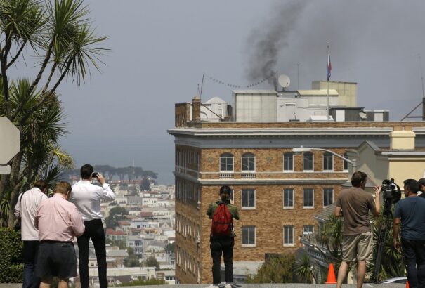 Fekete füst gomolyog San Franciscóban a bezárásra ítélt orosz főkonzulátus épületéből