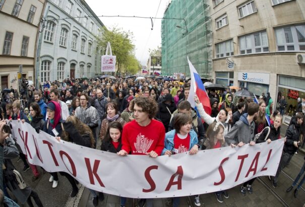 A diákok meghívták Ficot a nagy korrupcióellenes tüntetésre