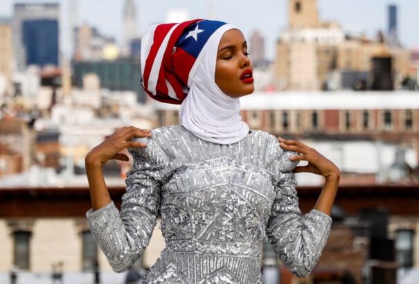 Menekülttáborból a kifutóra – A hidzsábos modell mítoszokat döntöget