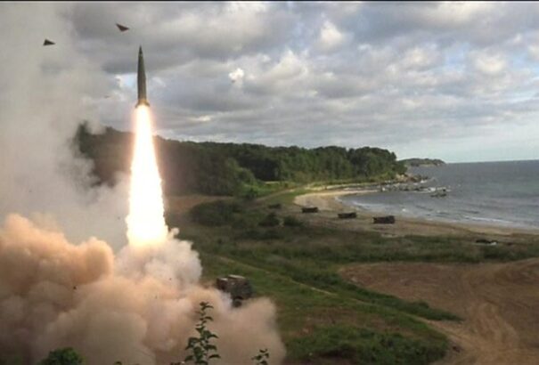 Észak-Korea újabb ballisztikus rakétát lőtt át Japán felett. A szigetországban megszólaltak a szirénák