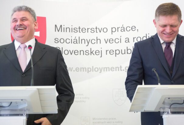 Az állam saját alkalmazottainál sem tartja be a minimálbért, de annak emeléséről beszél