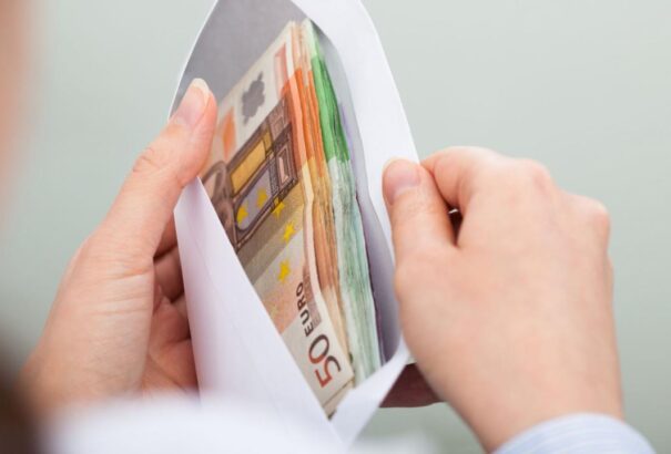 Vádalkut kötöttek a tanárjukat megvesztegető egyetemista lányok