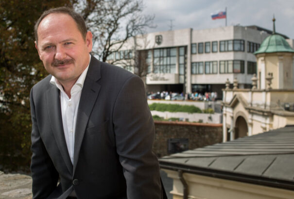 A magányosan hajókázó Simon Zsolt szlovák politikai kikötőt keres