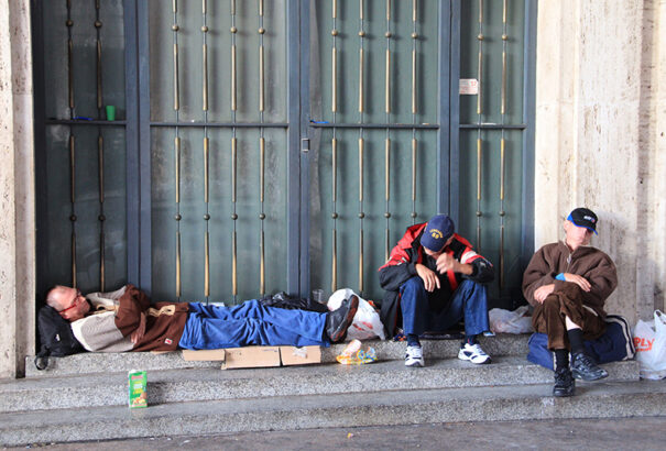 Kitiltották a hajléktalanokat a vatikáni Szent Péter térről