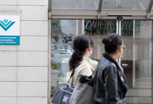 A kormány szerint rendben van, hogy a veszteséges Állami Egészségbiztosító jutalékokat osztogat a vezetőségnek