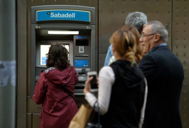 Új módon tüntetnek a katalánok: megrohanták a bankokat