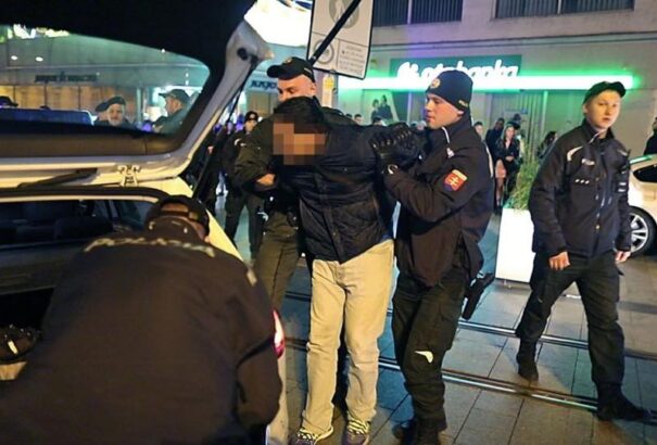 A rendőrség nyilvánosságra hozta a szombat hajnali késelés elkövetőjének származását