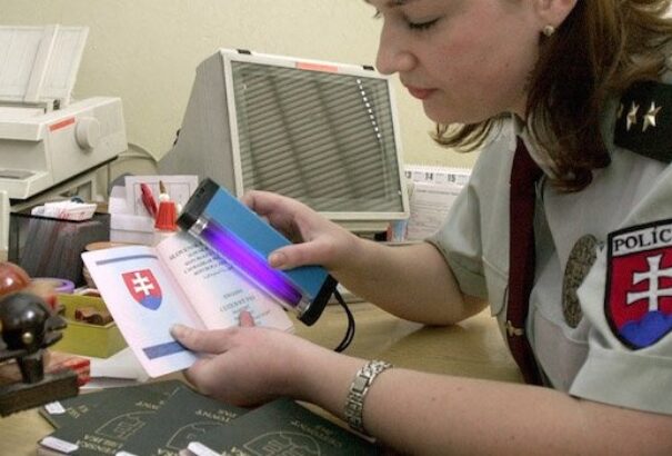 Már kétezernél is több személyt fosztottak meg szlovák állampolgárságuktól
