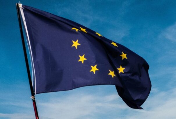 Polis-felmérés: Nem kérünk sem az EU magjából, sem a menekültkvótákból