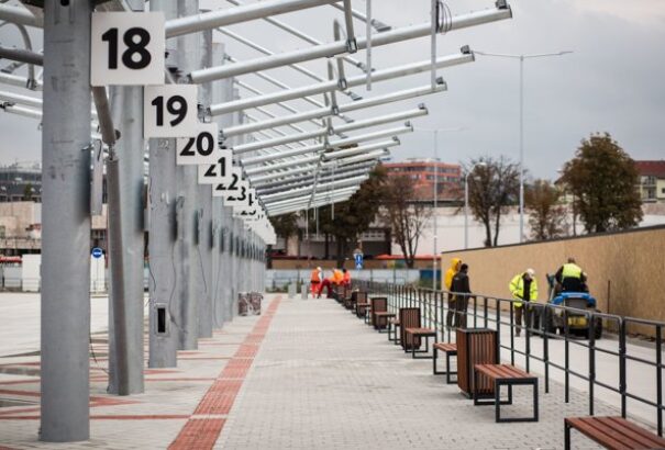 „Végre megérkeztünk a 21. századba”. Egyelőre tetszik az utasoknak az új buszállomás