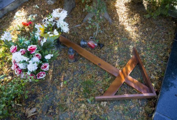 A vasárnapi ítéletidő a temetőket sem kímélte