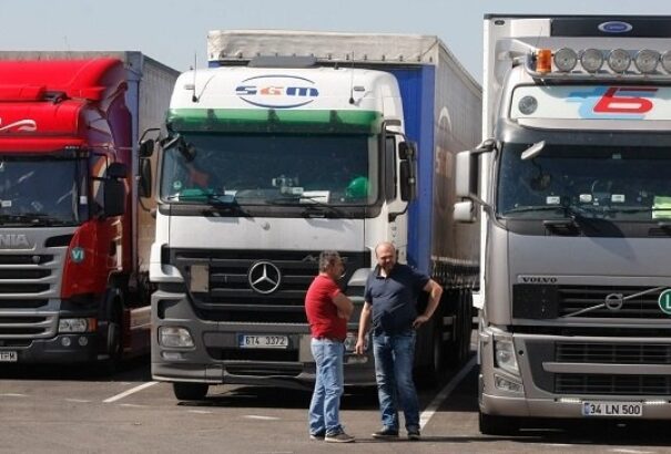 Korhatár-csökkentéssel oldanák meg a sofőrhiányt a szállítási szektorban