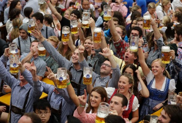 Hatmillió fölé emelkedett a müncheni Oktoberfest látogatóinak száma (képek)