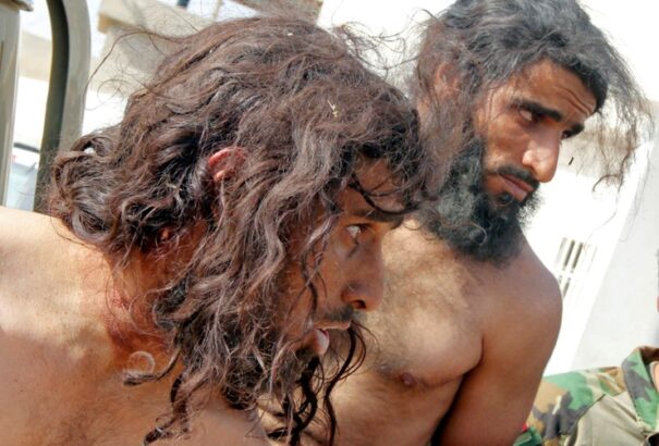 Az Iszlám Állam harcosai tömegesen adják meg magukat. Isten nevére esküdöznek, hogy befejezték