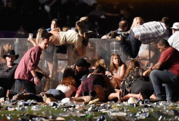 FRISSÍTVE: Legkevesebb 50 halott és 406 sebesült! Gépfegyverrel lőttek a tömegbe Las Vegasban (Videók)