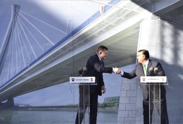 Orbán Viktor és Robert Fico együtt rakta le az új Duna-híd alapkövét Komáromban