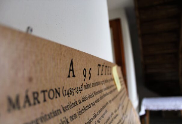 ReforMaraton 500: Több felvidéki település templomára is kifüggesztették a 95 tételt