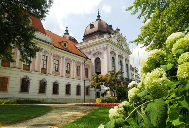 Ki van a négy kerék – A V4 múltja és értékei egyetlen közös magazinban