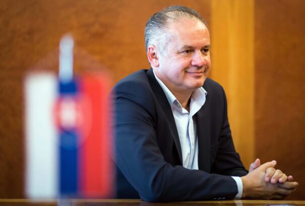 Az államfő felajánlotta fizetését a tragikus balesetben elhunyt ápolónők és a sofőr családjainak