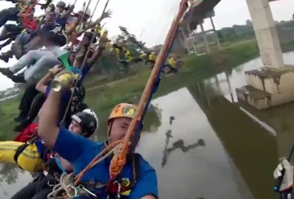VIDEÓ: Ilyen az, amikor 245 ember bungee jupmingol egyszerre