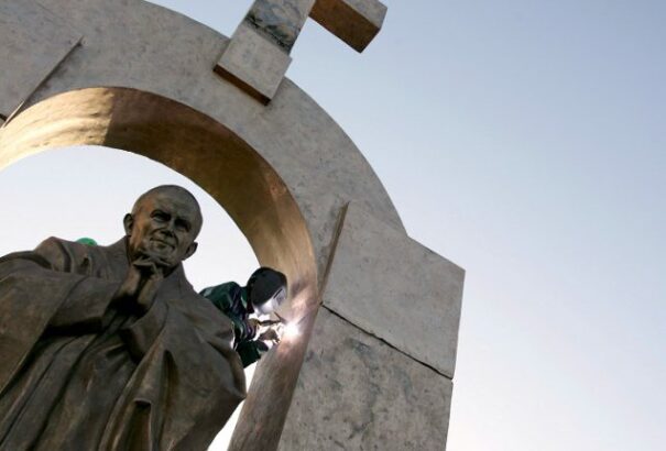 Eltávolítják a keresztet II. János Pál pápa szobráról