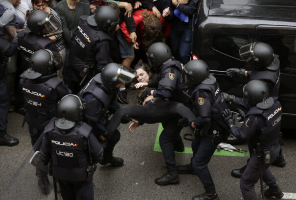 Akár a spanyol katonaságot is bevethetik Katalóniában. Már a fociban is a politikai indulatok diktálnak