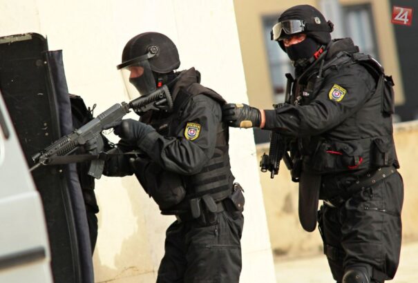 Több száz rendőr részvételével zajlik a NAKA legnagyobb akciója