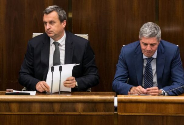 A koalíciós képviselők üzentek a választóknak: a választási kampány elsőbbséget élvez a munkával szemben