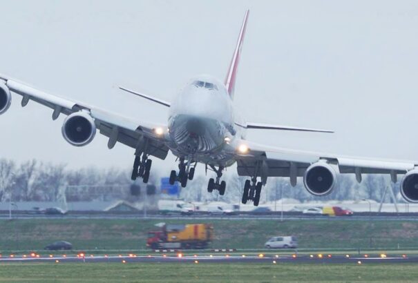 VIDEÓ: Ennél a landolásnál biztosan leizzadt a pilóta