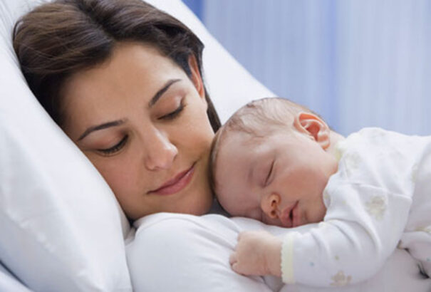 Kevesebb gyermeket szül, aki az anyjával vagy az anyósával él