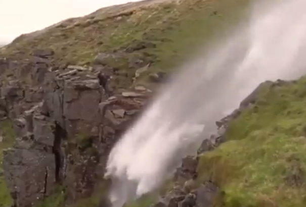 VIDEÓ: Ilyen az, amikor Ophelia visszafelé fújja a vízezést