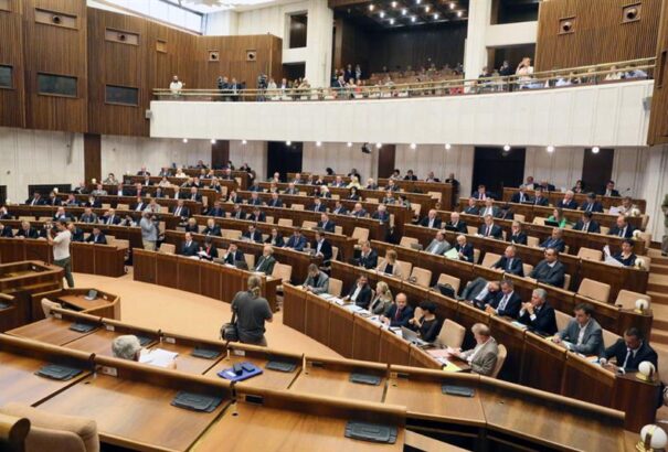 Krajkovič és Vaľová képviselők összesen kilenc képviselői irodát működtetnek