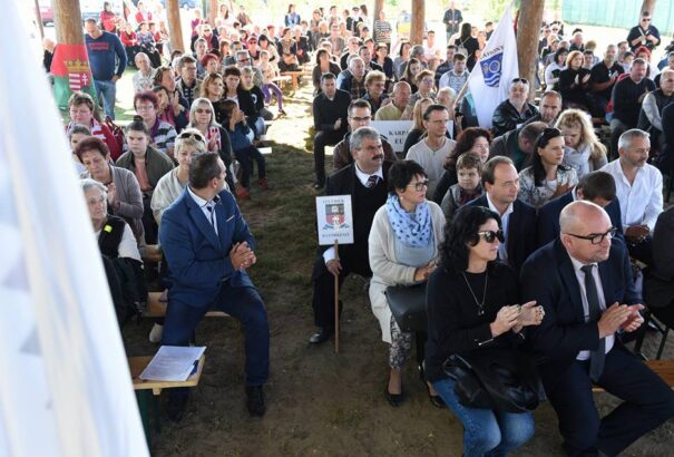 Ukrán oktatási törvény – Több száz magyar tiltakozott a felvidéki Nagytárkányban