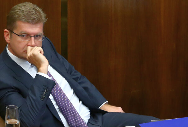 Gyanús fakitermelési és adócsalási ügyletek, problémás rokonok – kicsoda a NAKA által megvádolt Peter Žiga