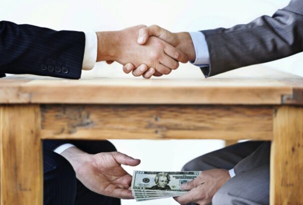 Egyre jobban büntetik a korrupciót, de a nagy halak továbbra is érintetlenek