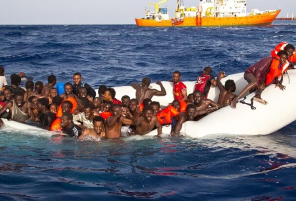 Ismét több ezer migránst mentettek ki a Földközi-tengerből