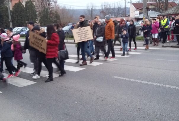 Útblokád Ipolyságon. Civilek követelték a városközponton áthaladó forgalom enyhítését
