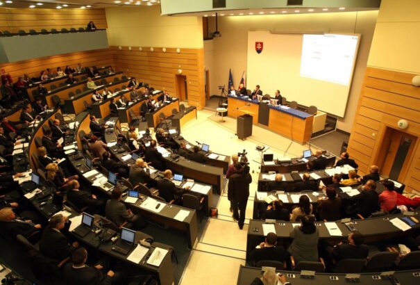 Mennyit keresnek a megyei képviselők és megyeelnökök?