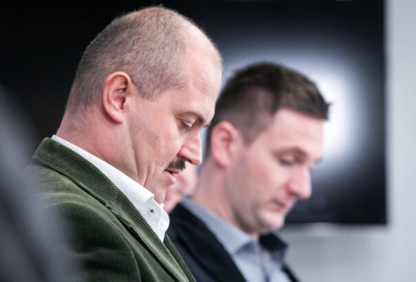 Dobozokat hordtak a vesztes Kotlebának, hogy minél előbb kiköltözzön a megyeházáról