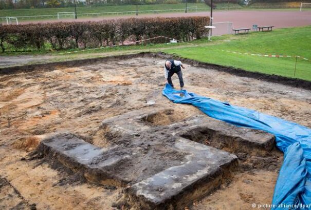 Egy méretes horogkeresztet találtak a sportpálya alatt