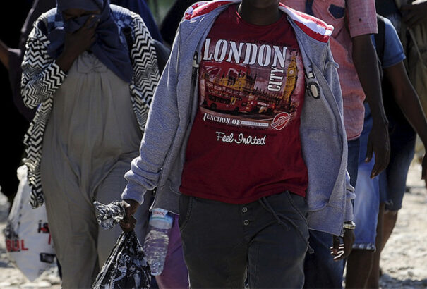 A németek után a britek is több tízezer kiutasított migránst „vesztettek el”