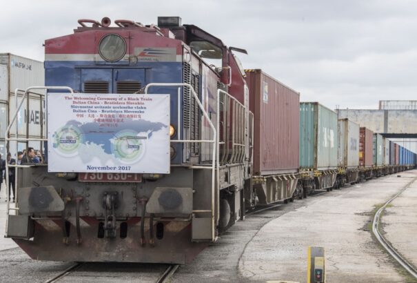 Megérkezett Pozsonyba az első kínai tehervonat