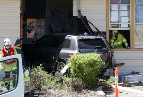 Gépkocsi hajtott bele egy ausztrál iskolába, két kisfiút halálra gázolt