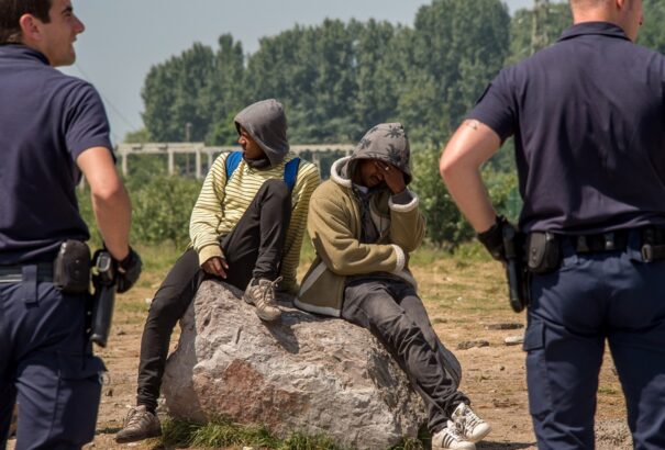 Öt migráns sérült meg egy Calais-i lövöldözésben