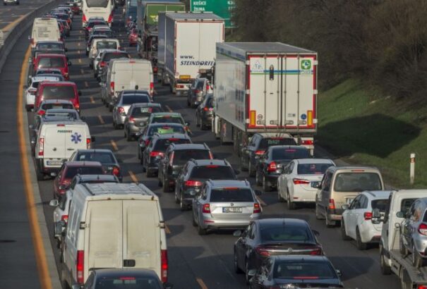 Több kilométeres torlódás alakult ki a D1-sen Pozsonysárfőtől a főváros irányába