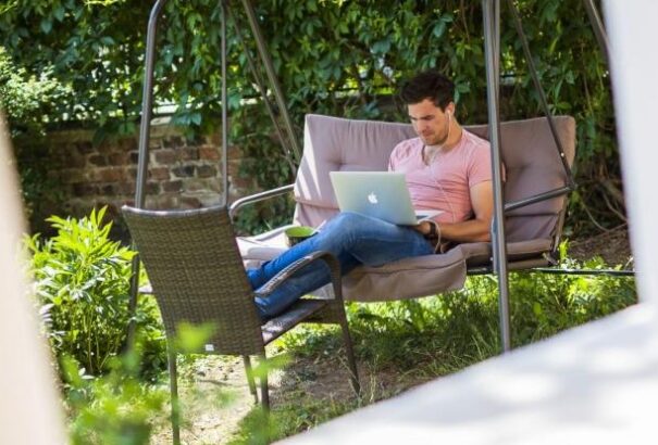 Kevés a munkás, a cégek emelik az alapbéreket és a juttatásokat