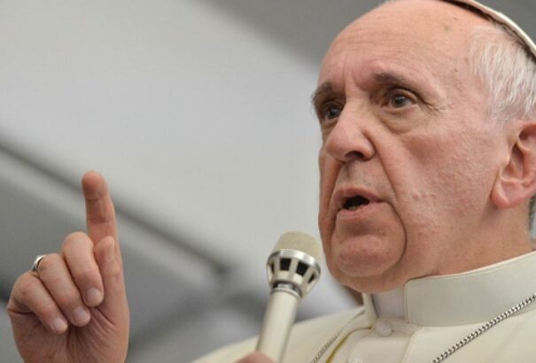 A pápa a szentmise alatti mobilhasználat miatt kritizált a híveket